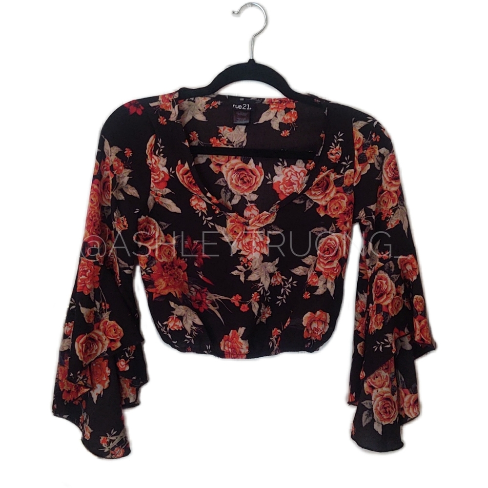 🌠 2 for $10 - EUC Black Floral Crop Top